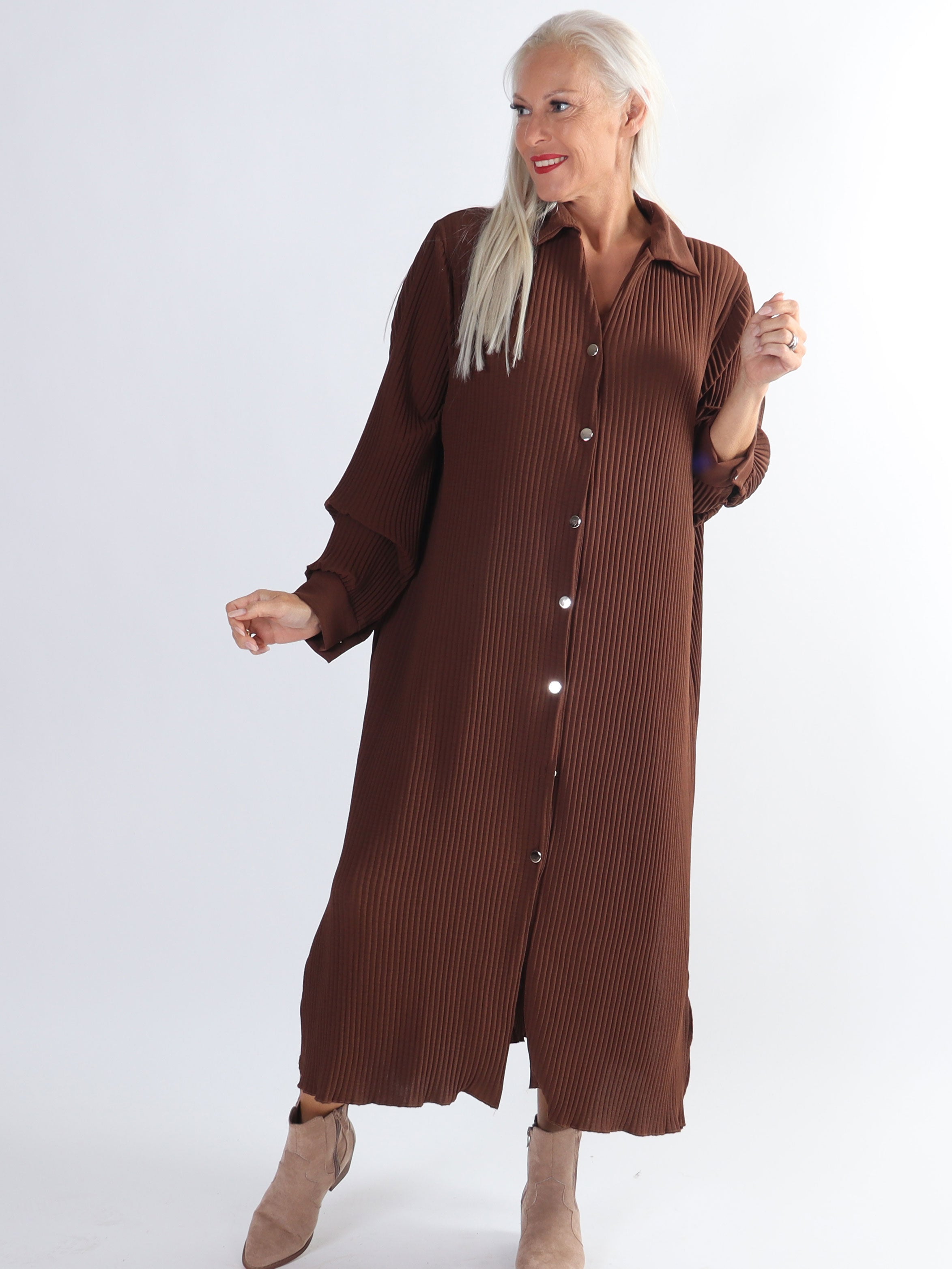 Lenora - Lång plisserad plus size klänning med knappar